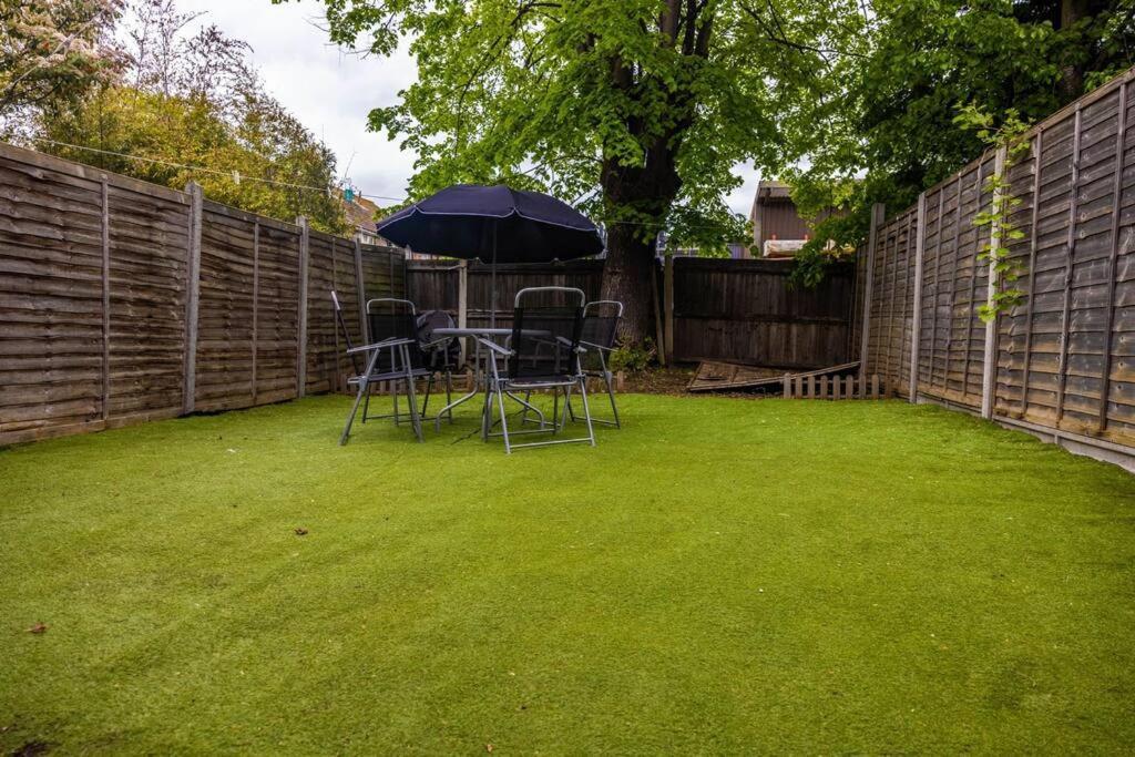 3 Bedrooms House-Sofabed-Parking-Bbqstove-Garden London Exterior photo