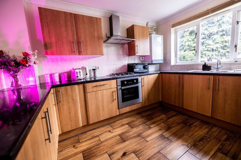 3 Bedrooms House-Sofabed-Parking-Bbqstove-Garden London Exterior photo