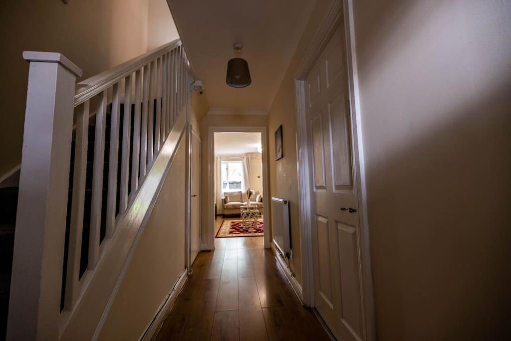 3 Bedrooms House-Sofabed-Parking-Bbqstove-Garden London Exterior photo