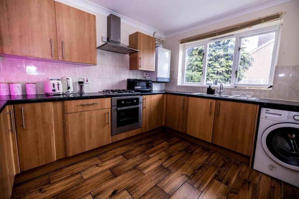 3 Bedrooms House-Sofabed-Parking-Bbqstove-Garden London Exterior photo